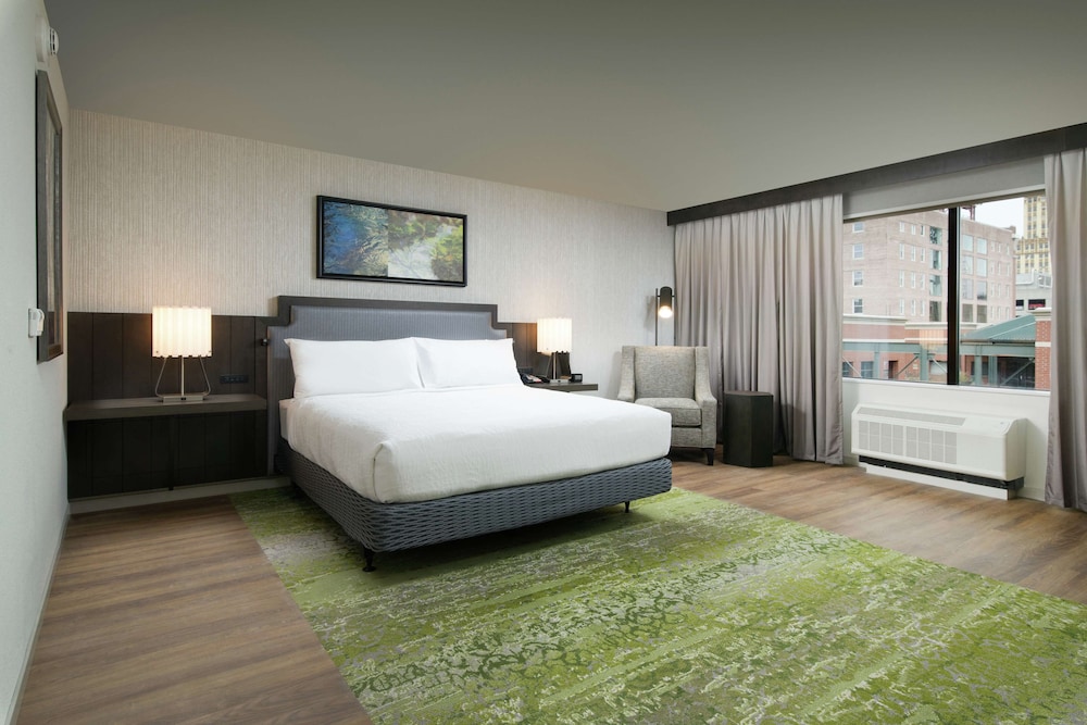Deluxe Room, 1 King Bed, Accessible, Bathtub - Photo 2