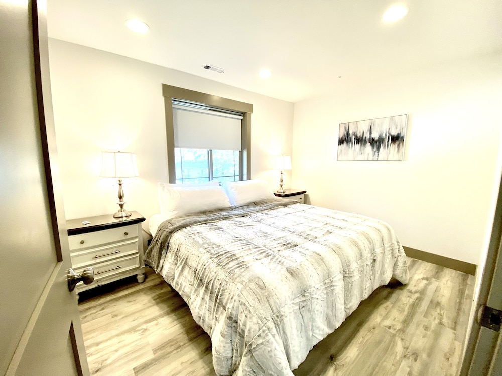 Presidential Apartment, Private Bathroom (3 / No Pets) photo 1