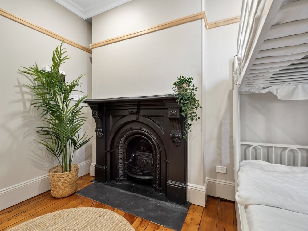 Mixed 4 Beds with Shared Bathroom photo 3