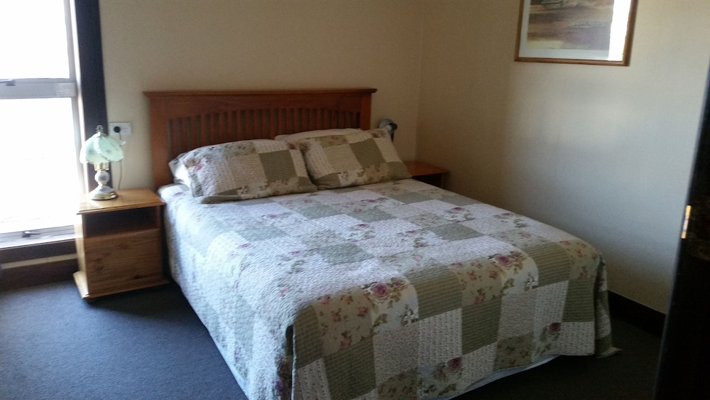 Queen Room with Shared Bathroom Facilities photo 1