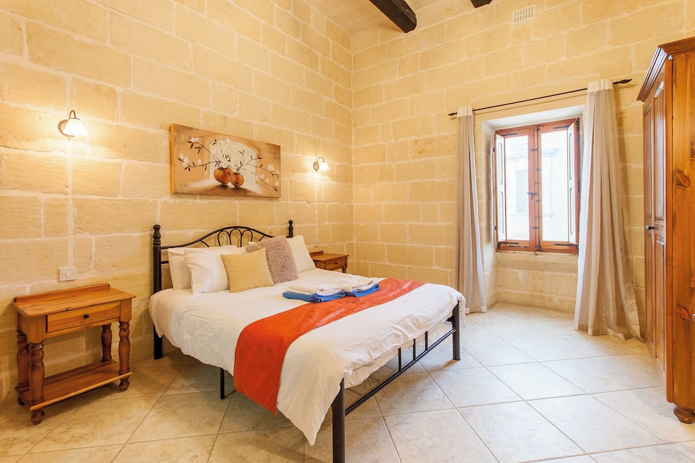 Family House, Multiple Bedrooms, Refrigerator & Microwave (Centre Island Gozitan Farmhouse &)