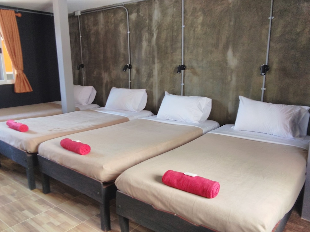 Family Room (4 single Beds)