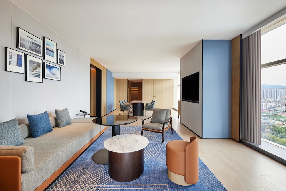 Suite, 1 King Bed, Lake View photo 1