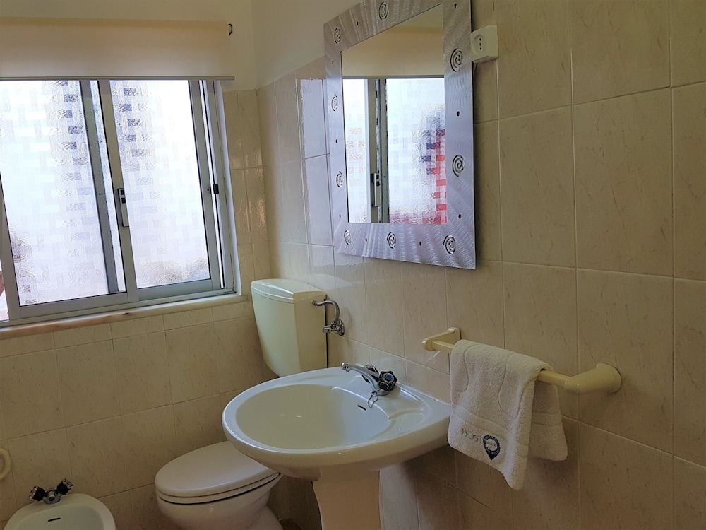 Family Condo, 2 Bedrooms, Pool Access, Beachside (8A) photo 3