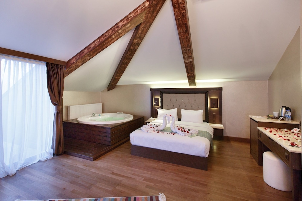 Deluxe Suite, Hot Tub, Lake View