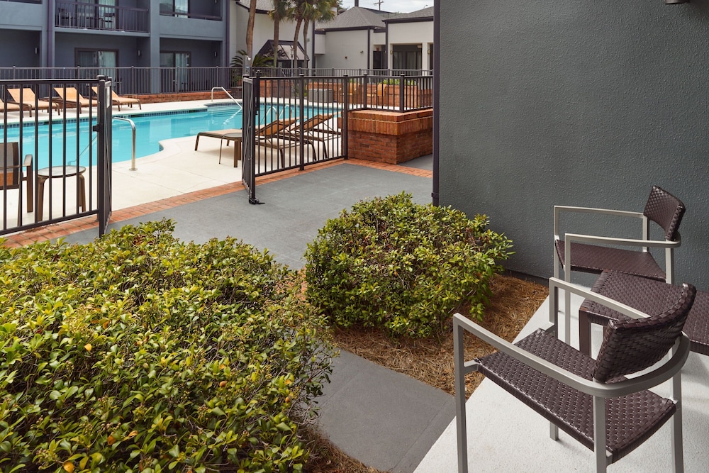Room, 2 Queen Beds, Pool View (Balcony) - Photo 8