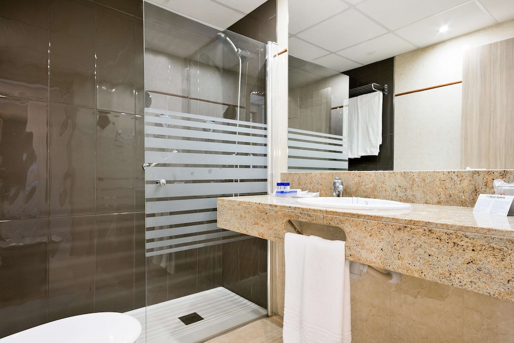 Standard Room (3 Adults) - Photo 6