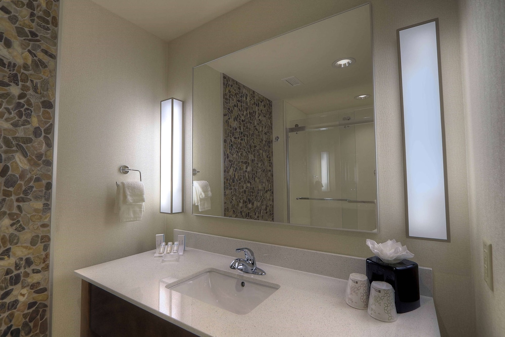 Deluxe Room, 1 King Bed, Fireplace (Jetted Tub) photo 3