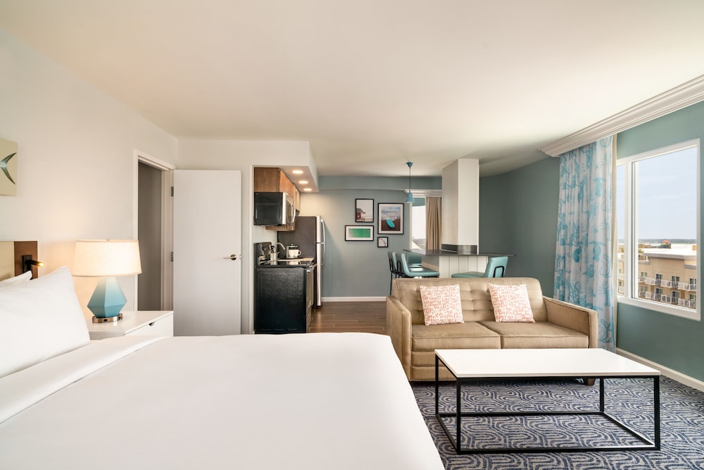 Premium Suite, Balcony, Oceanfront (1 King Bed and 2 Queens) photo 2