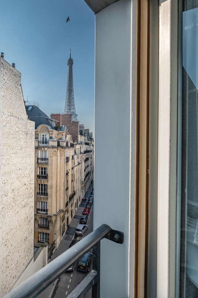 Eiffel Tower Suite photo 2