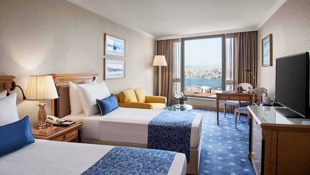 Classic Room, 2 Twin Beds, City View thumbnail 5