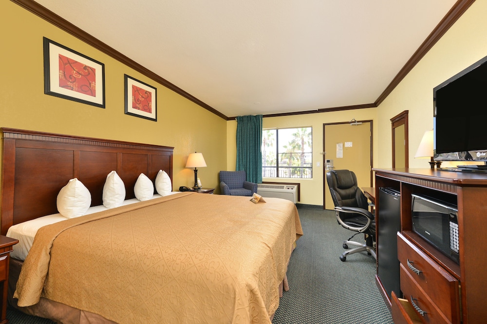 Standard Room, 1 King Bed, Non Smoking - Photo 9