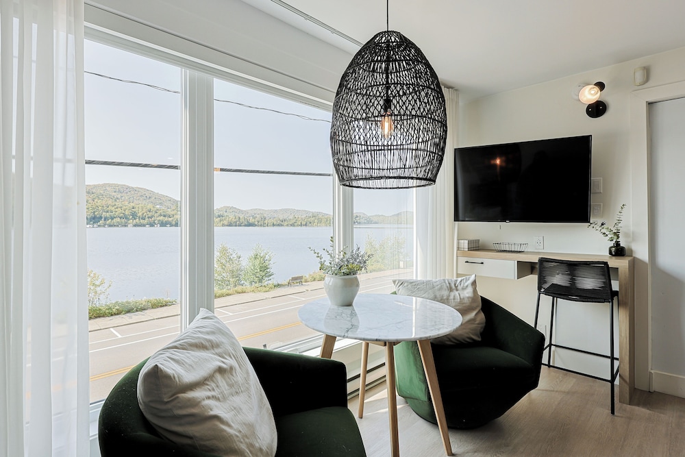 Signature Studio, 1 Queen Bed, Kitchen, Lake View photo 2