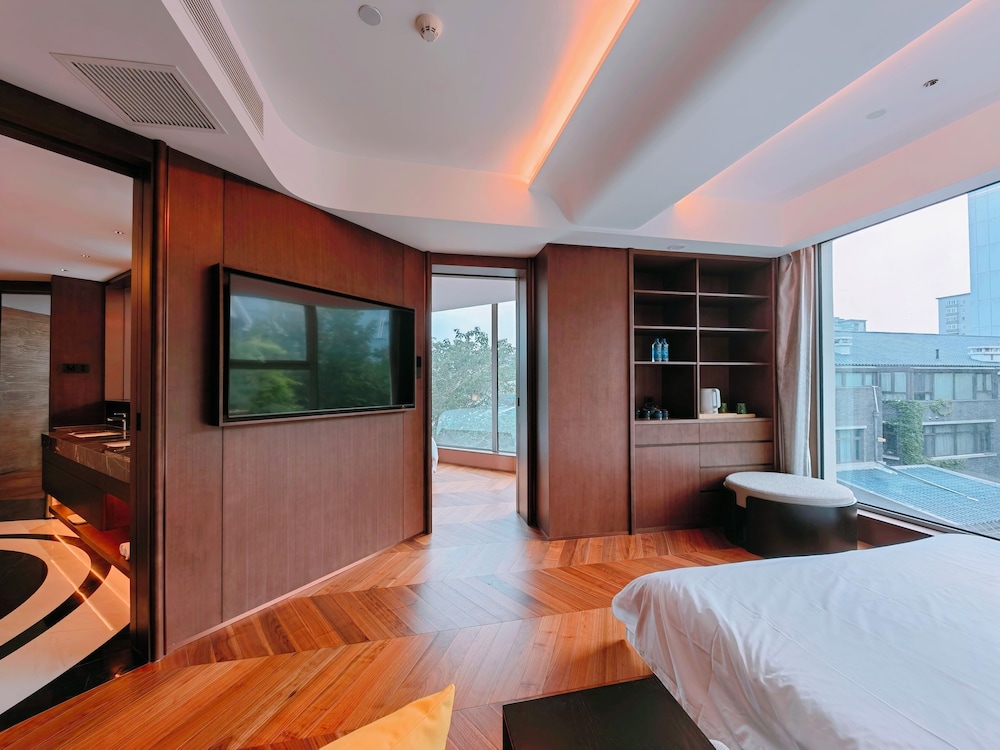 Panoramic Diamond Deluxe Suite
