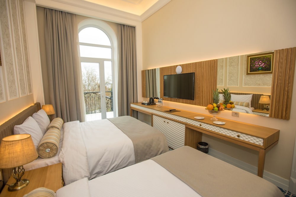 Deluxe Room, 1 King Bed - Photo 1