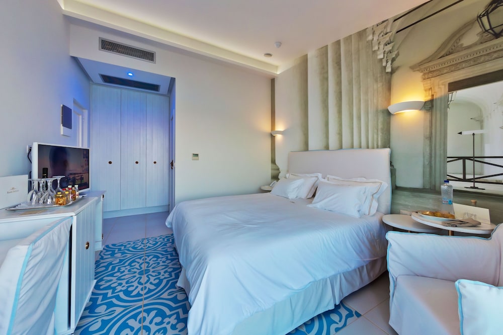 Standard Double Room, Sea View thumbnail 5