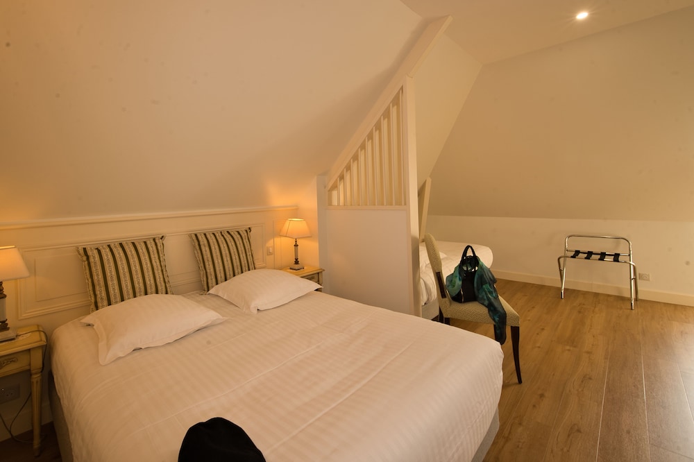 Charming Triple Attic Premium Room - Photo 4