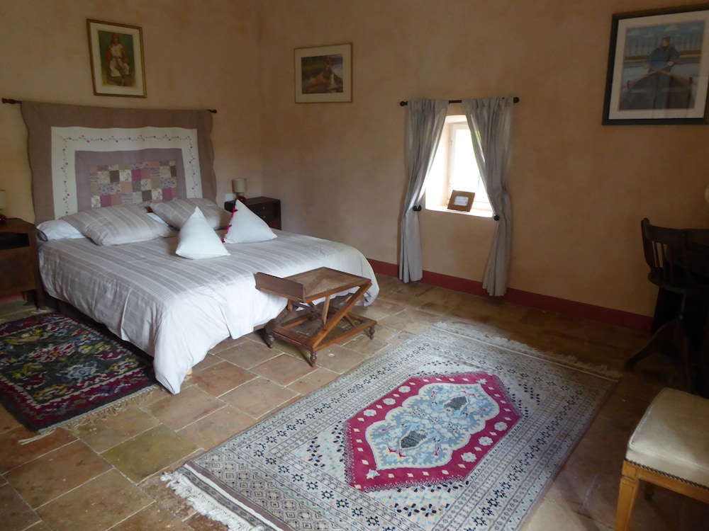 Traditional Double Room, 1 Queen Bed, Private Bathroom, Garden View (Damona)