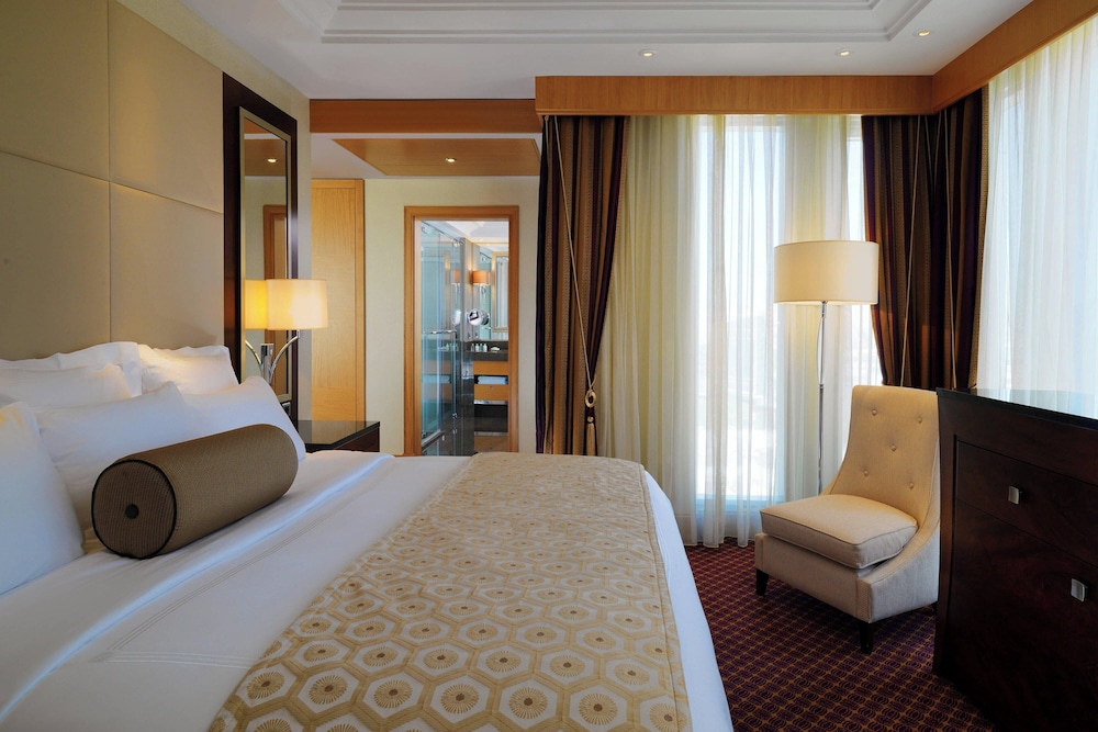 Executive Suite, 1 King Bed, Smoking, City View