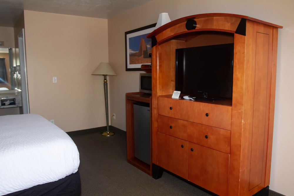 Traditional Room, 1 King Bed photo 2