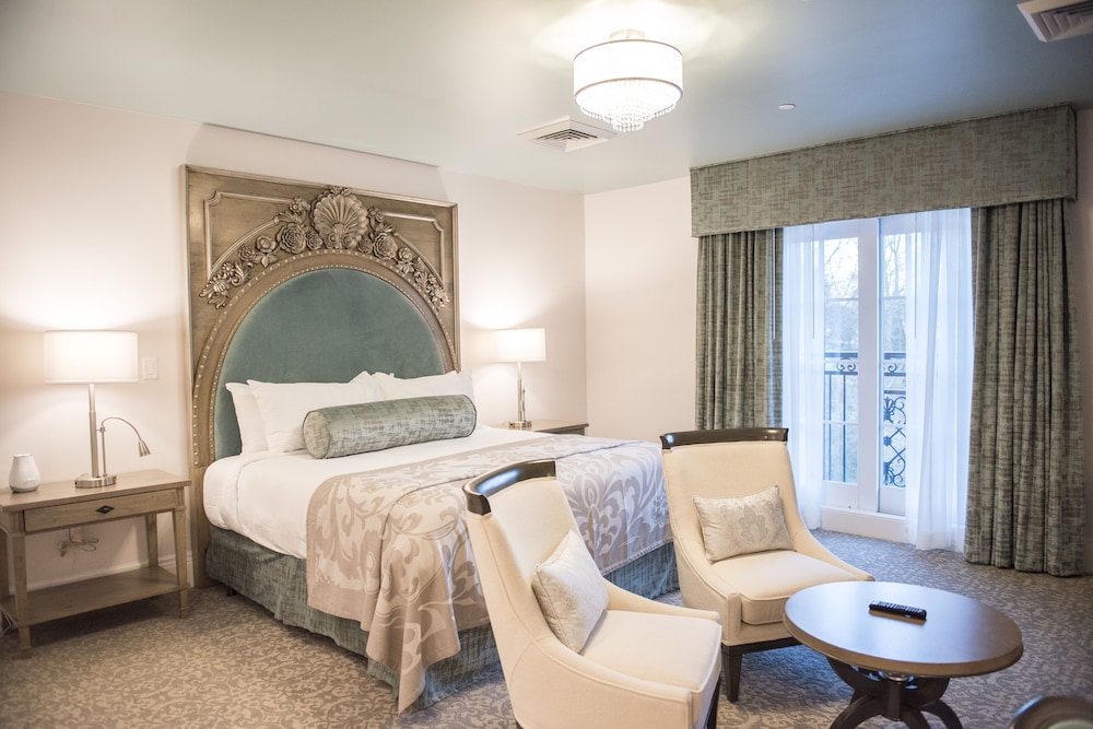 Standard Room, 1 King Bed (Signature Room- One King Bed) photo 3