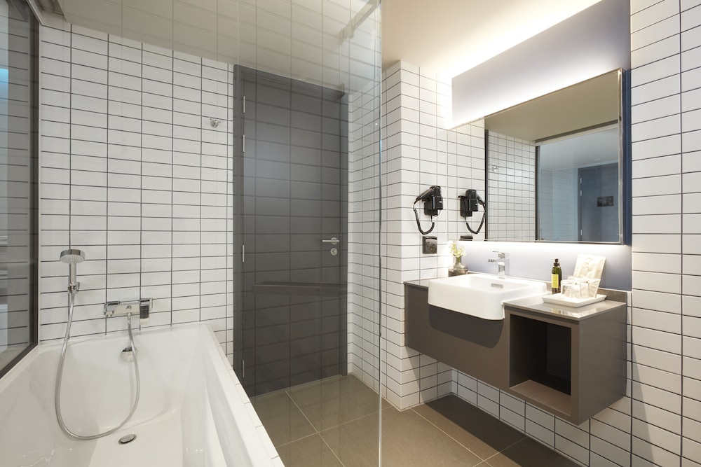 Deluxe Room with Bathtub (2 Adults + 1 Child) photo 3