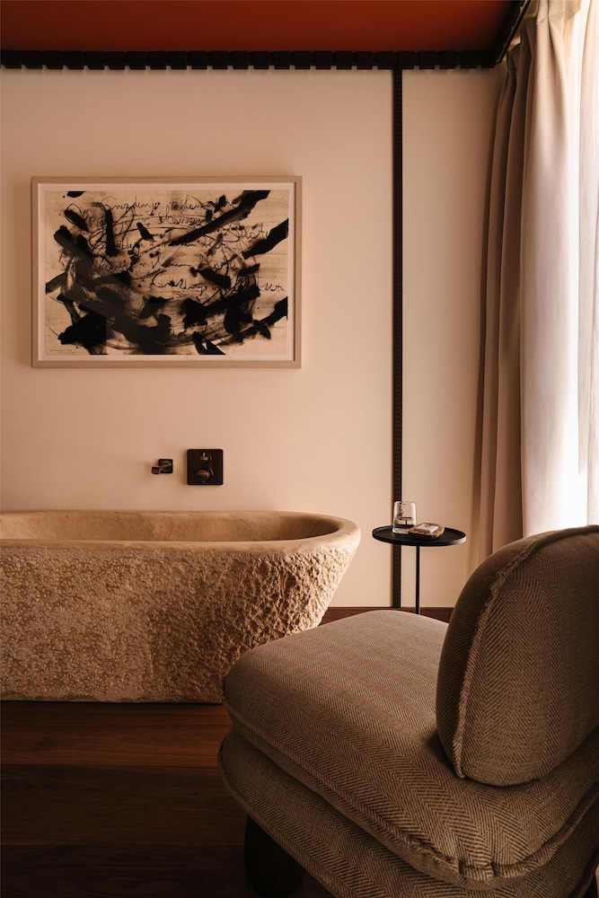 Suite, 1 King Bed (Leonor) thumbnail 5