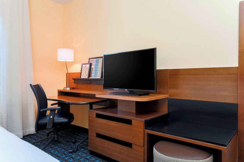 Room, 1 King Bed (Mobility/Hearing Access, Roll-in Shwr) photo 1