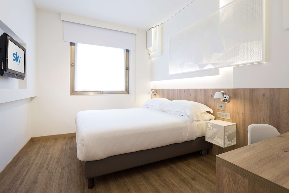 Classic Room, 1 Queen Bed, Non Smoking - Photo 7
