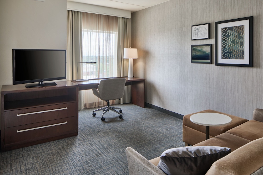 Suite, 1 Bedroom (Mobility/Hearing Access, Roll-In Shwr) photo 1