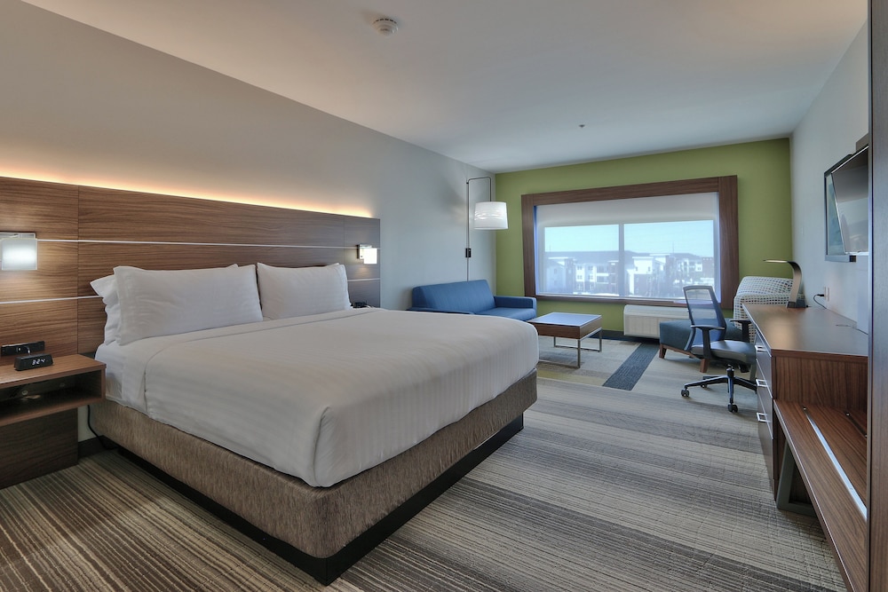Suite, 1 King Bed, Accessible (Hearing) photo 2