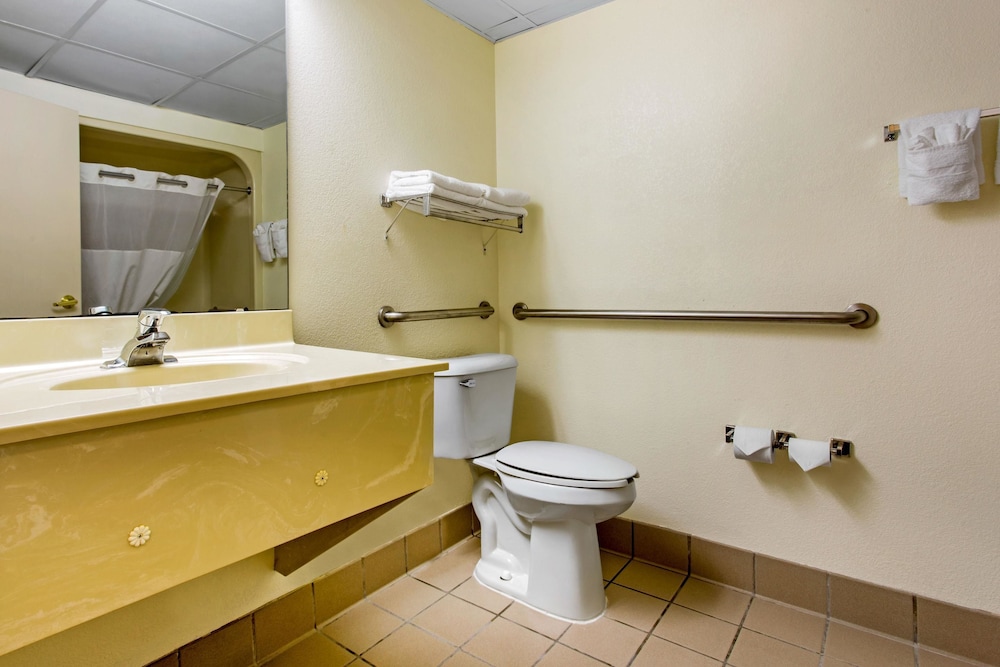 Room, 1 King Bed, Accessible, Non Smoking - Photo 6