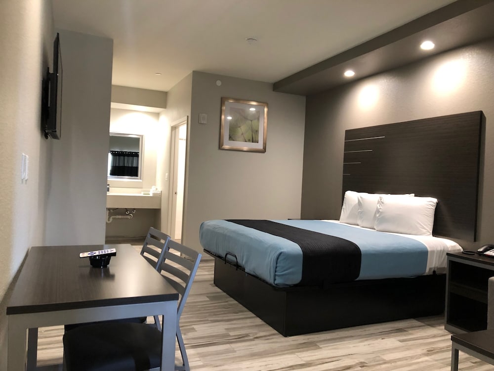 Superior Room, 1 King Bed, Refrigerator & Microwave - Photo 1
