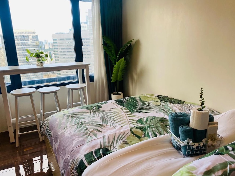 City Condo, 1 Queen Bed, Kitchen, City View photo 3