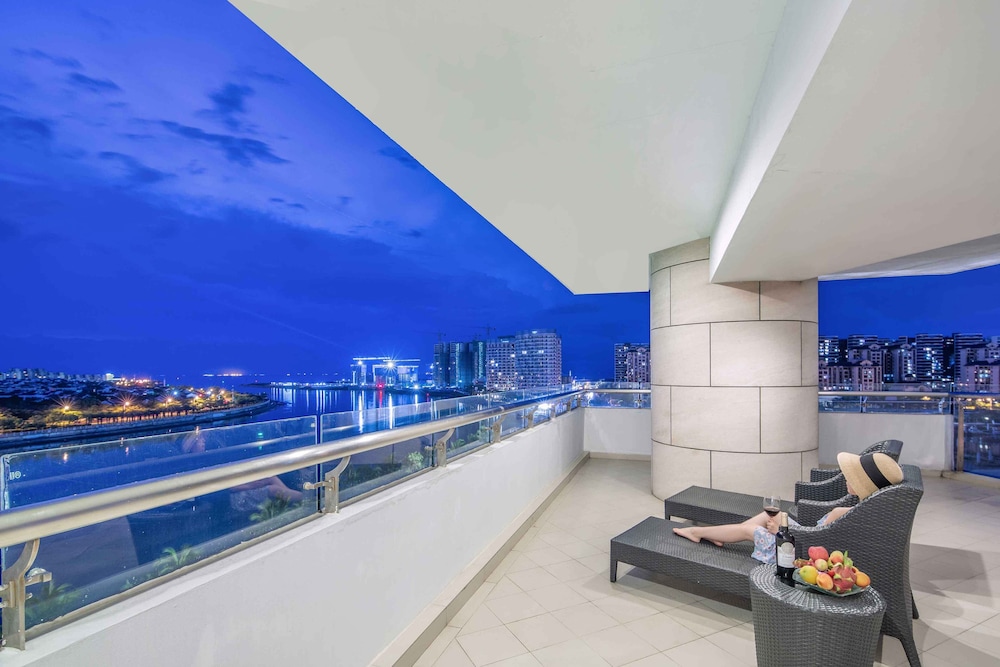 Executive Suite, 1 King Bed, Balcony, Sea View - Photo 5