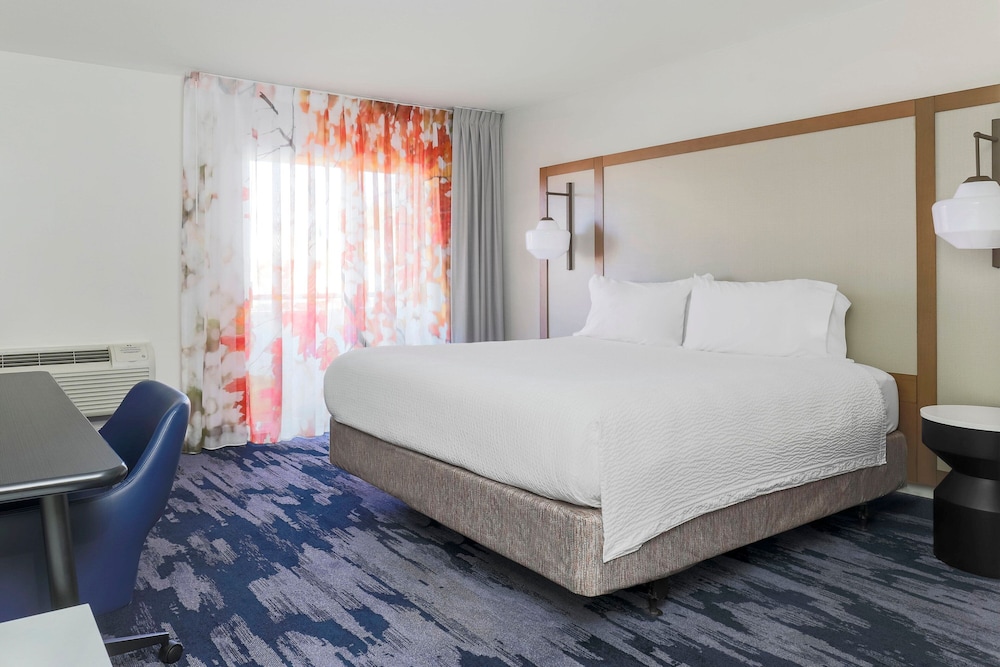 Room, 1 King Bed, Balcony photo 2