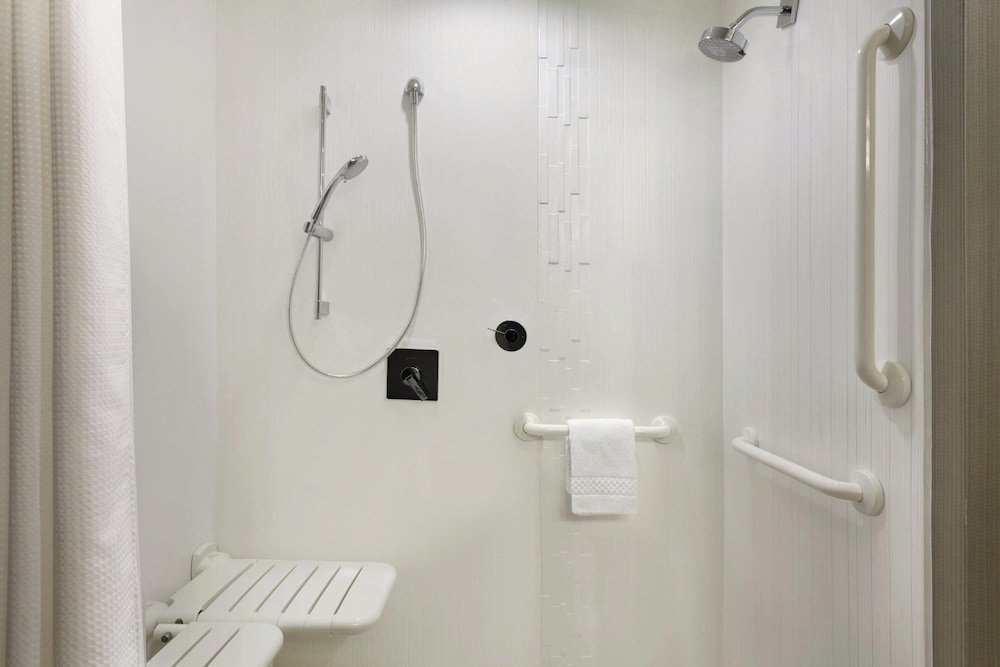 Room, 2 Queen Beds (Mobility Accessible, Roll-In Shower) photo 3