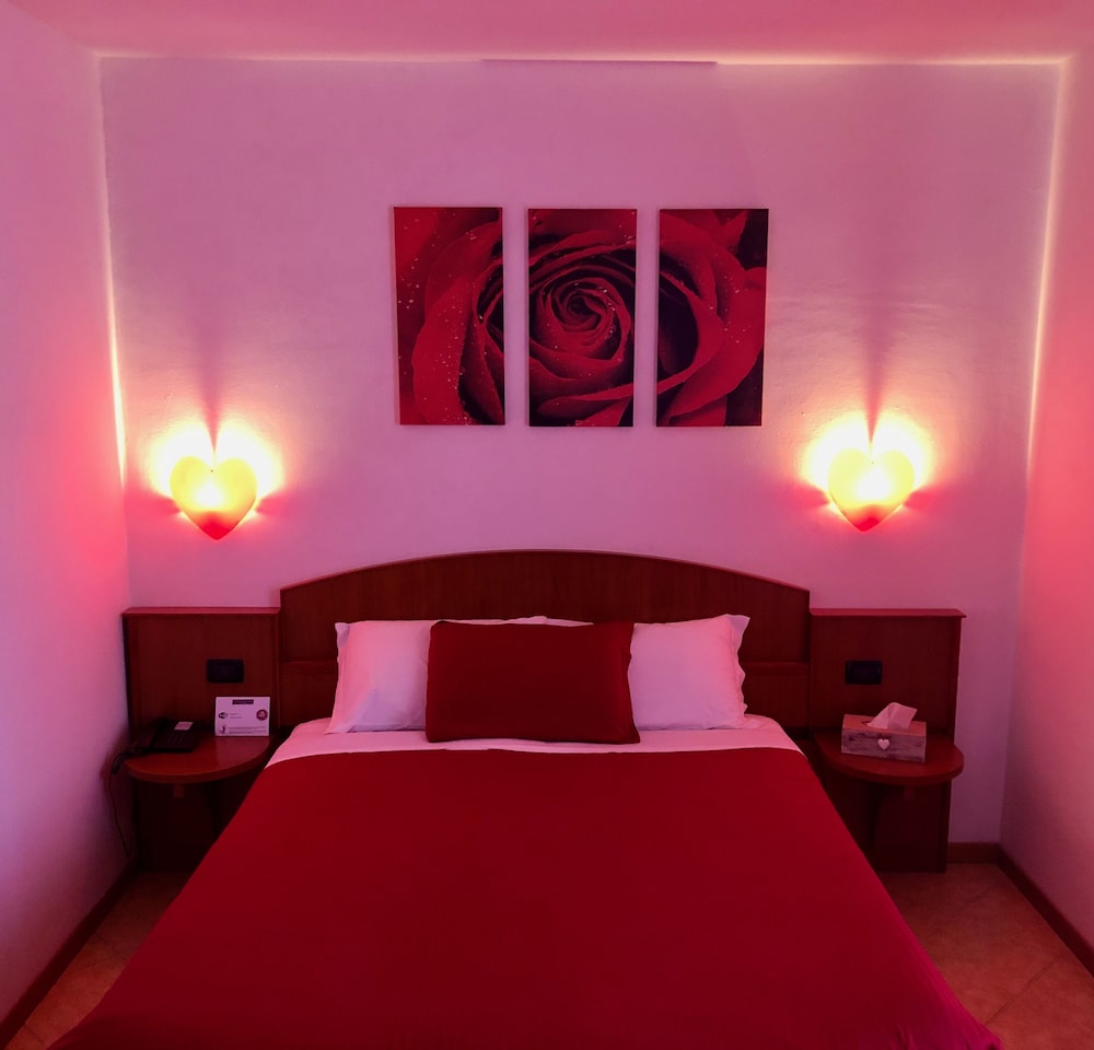 Romantic Studio Suite, 1 Queen Bed, Private Bathroom, Garden Area photo 1