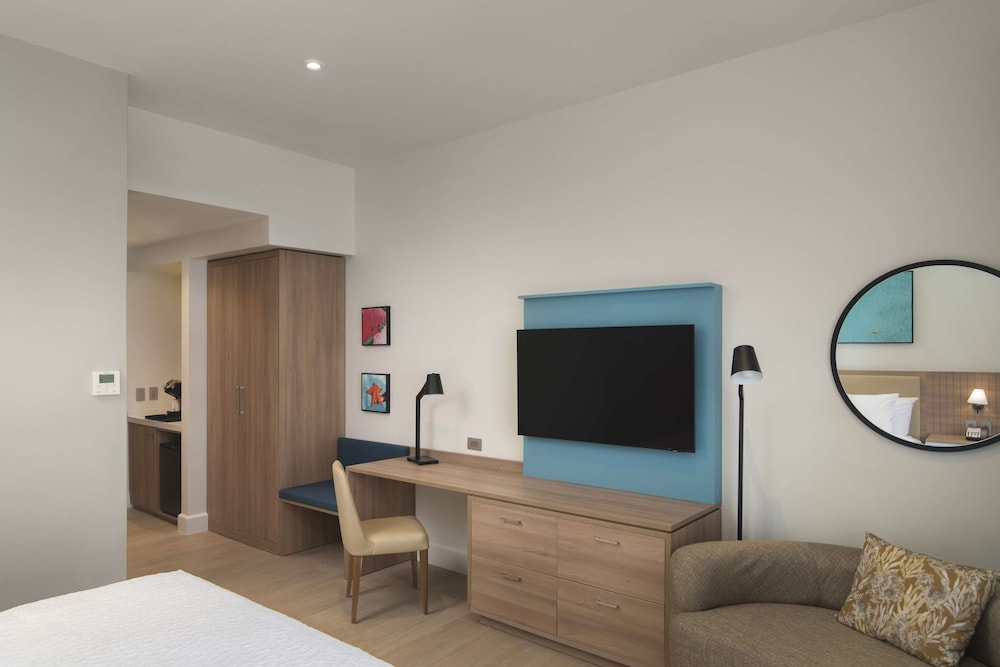 Room, 1 King Bed (Higher Oceanfront View) - Photo 1