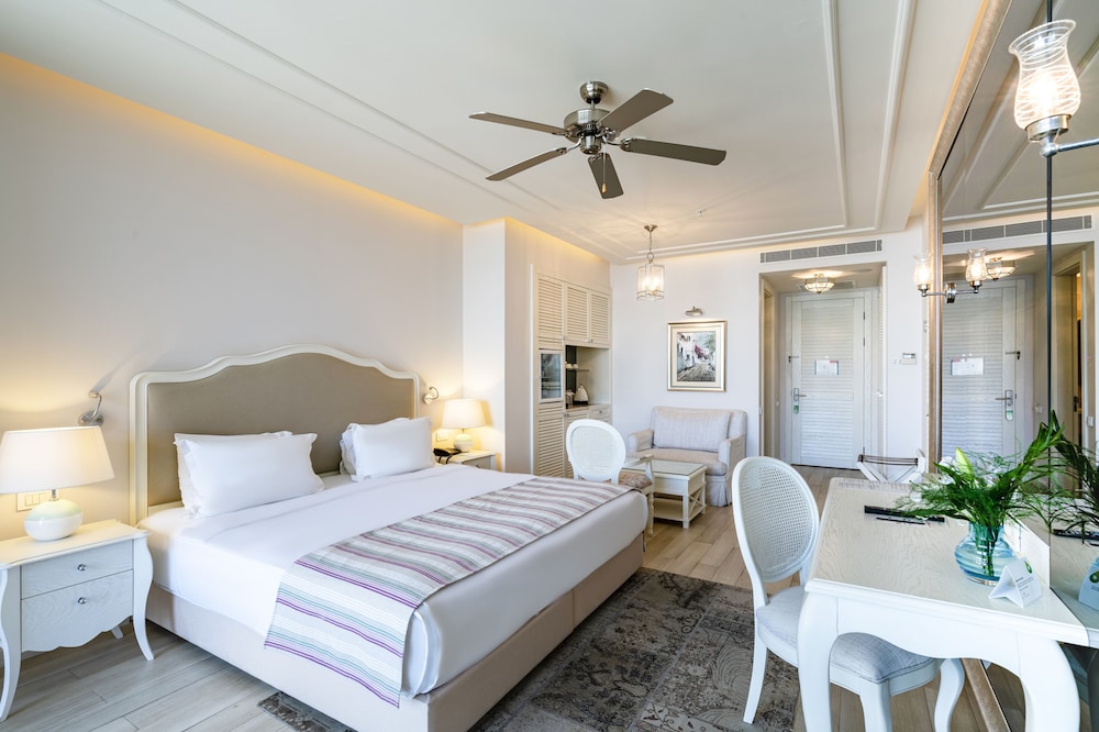 Deluxe Room, Partial Sea View