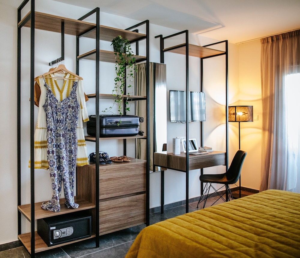 Standard Room with Balcony - Photo 1