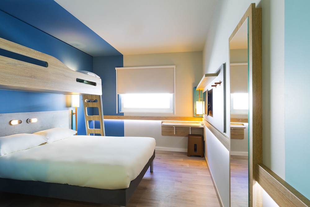 Triple Room, Multiple Beds - Photo 12