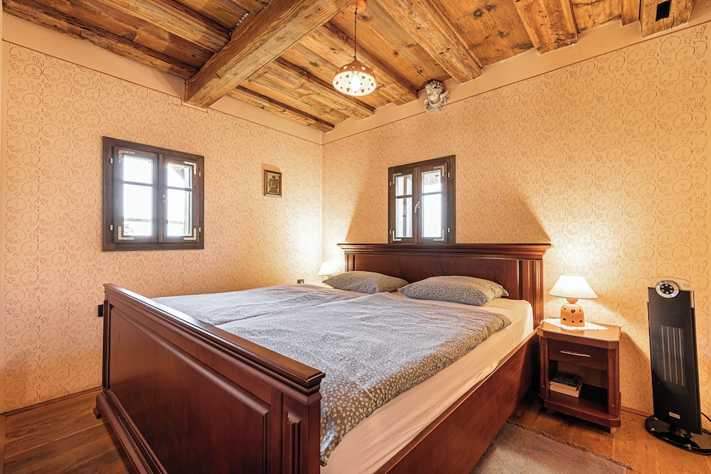 Family House, Multiple Bedrooms, Mountainside (Vineyard Cottage Pavlin 2)