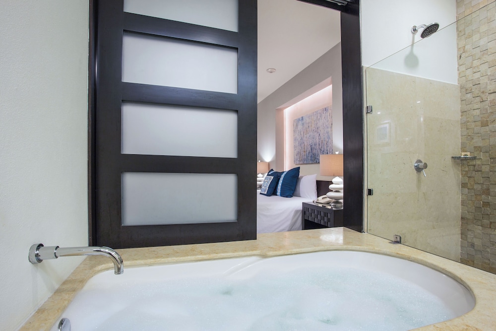 Two-Bedroom Suite 1 King Bed with 2 Double beds - Photo 5