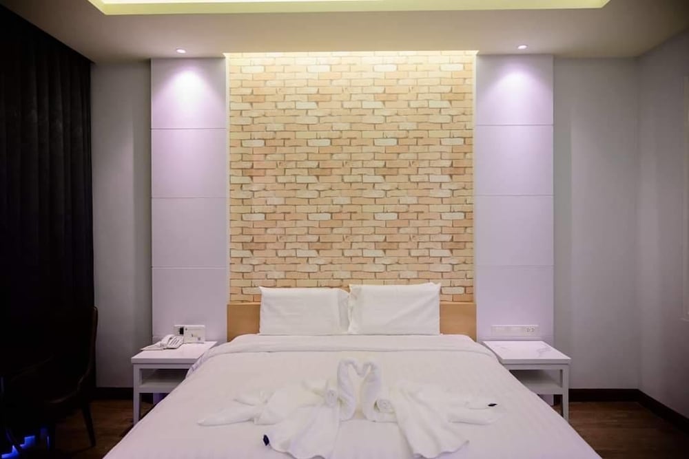 Deluxe King Room - Photo 6