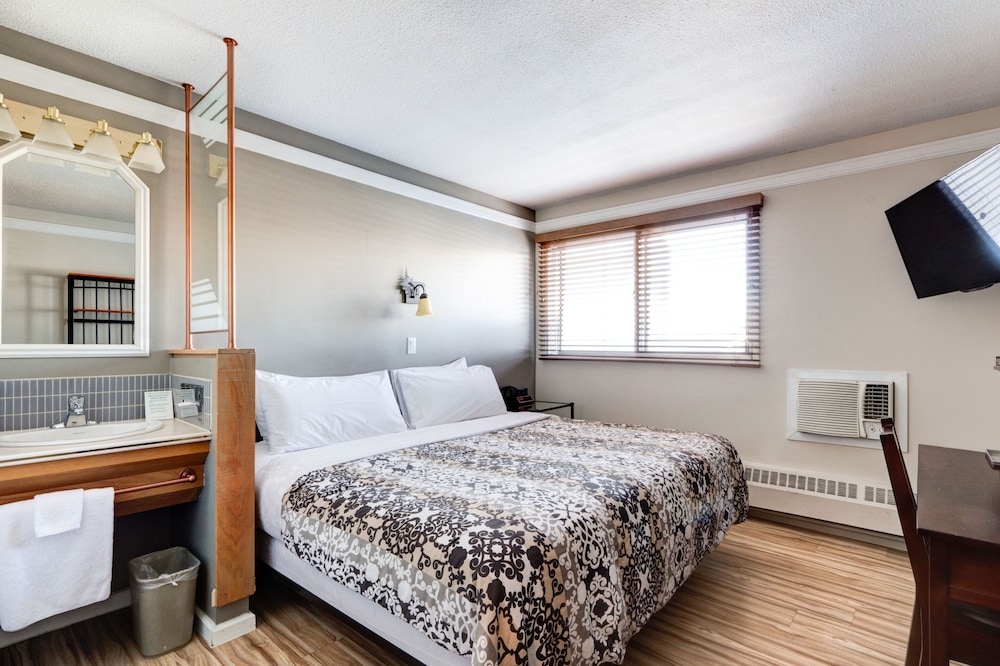 Basic Room, 1 King Bed, Courtyard View photo 2