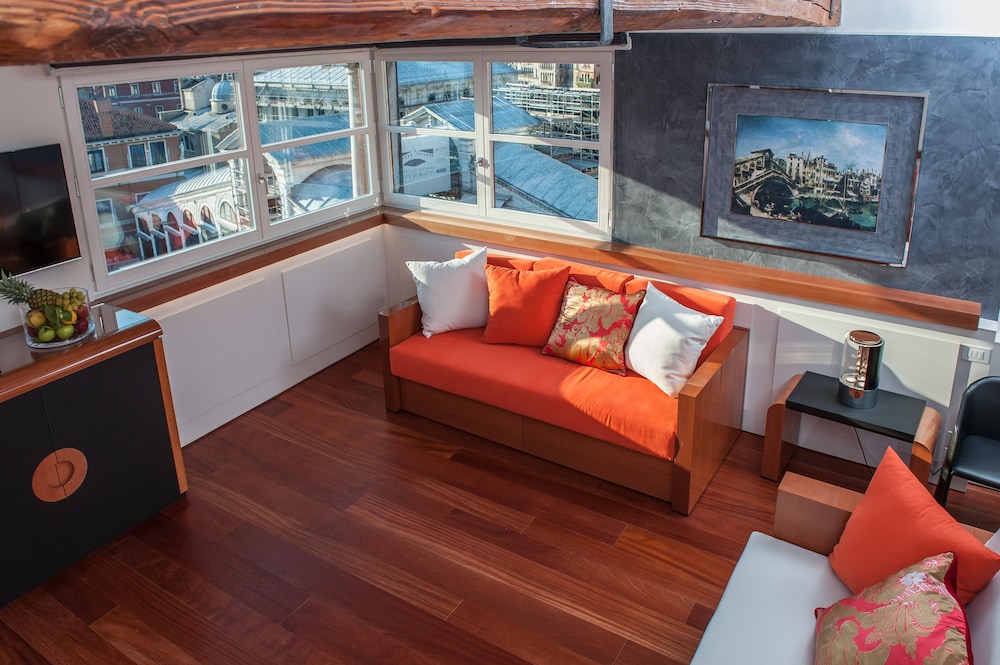 Luxury Apartment, Canal View