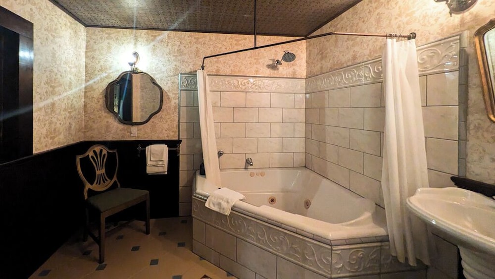Honeymoon Room, 1 King Bed, Jetted Tub, Garden View (Not Pet Friendly) photo 2