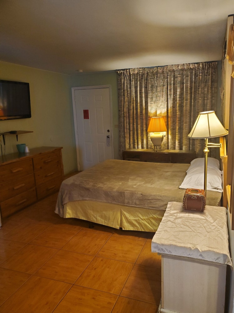 Basic Room, 1 Queen Bed - Photo 1