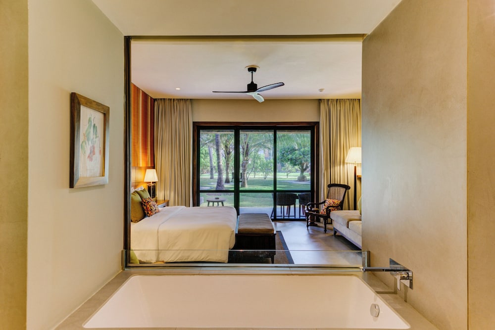Premium Pool Access King - Photo 1